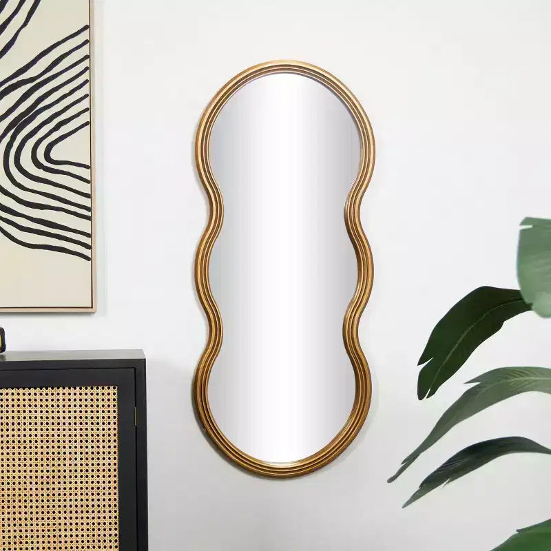 Miroir mural en bois ondulé 47"x20" avec cadre nervuré doré - Olivia & May