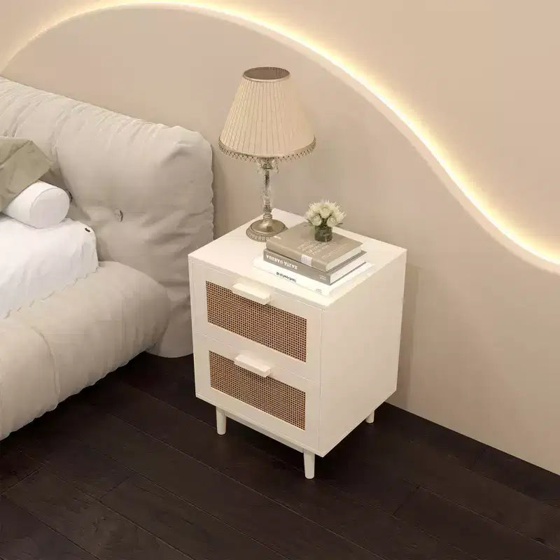 Table de chevet GDFStudio Regina 23.2 H en bois et rotin avec deux tiroirs