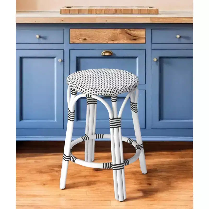 Chaise de bar sans dossier HomeRoots 24 en rotin noir et blanc, hauteur comptoir