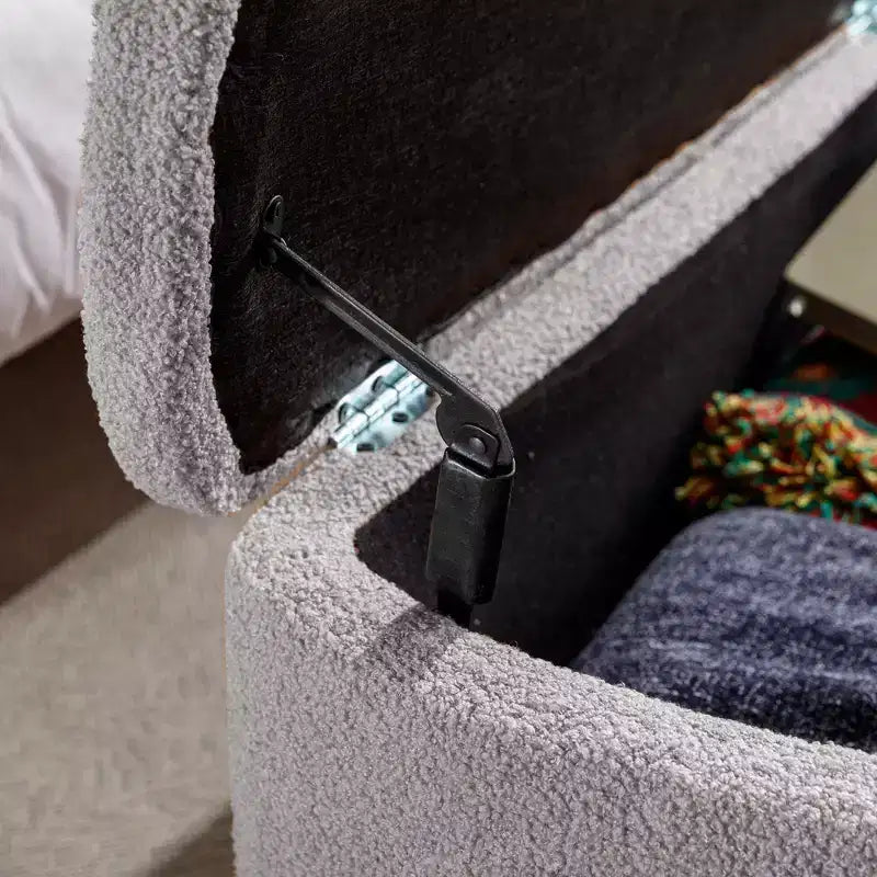 Banc ottoman de rangement moderne Zeus & Ruta avec pieds dorés pour le pied de lit