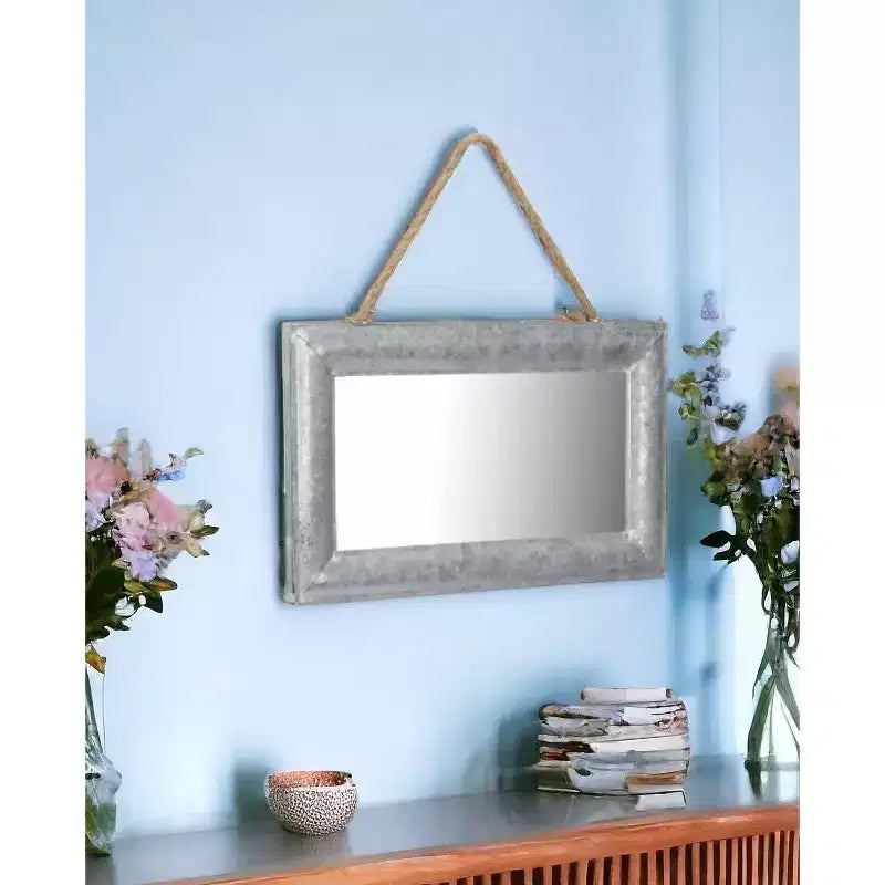 Miroir décoratif HomeRoots 9 avec cadre en métal argenté