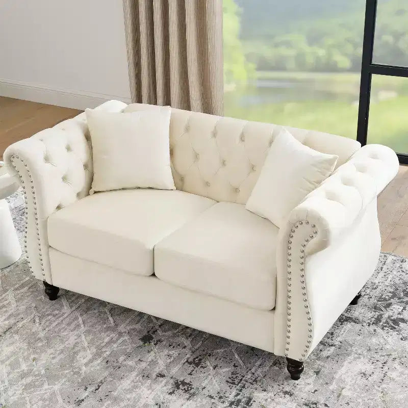 Canapé Chesterfield 58,8 po en velours beige pour salon, canapé 2 places capitonné avec accoudoirs roulés et clous de tapissier pour salon