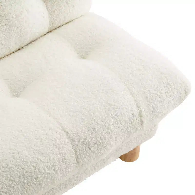 Canapé Enfant Rembourré en Fausse Fourrure de Mouton Buzz & Bloom avec Assise et Dossier Capitonnés, Pieds en Bois Guimauve