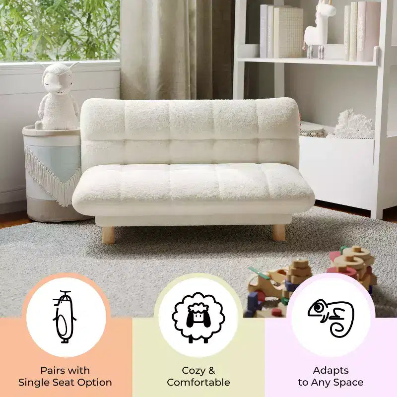 Canapé Enfant Rembourré en Fausse Fourrure de Mouton Buzz & Bloom avec Assise et Dossier Capitonnés, Pieds en Bois Guimauve