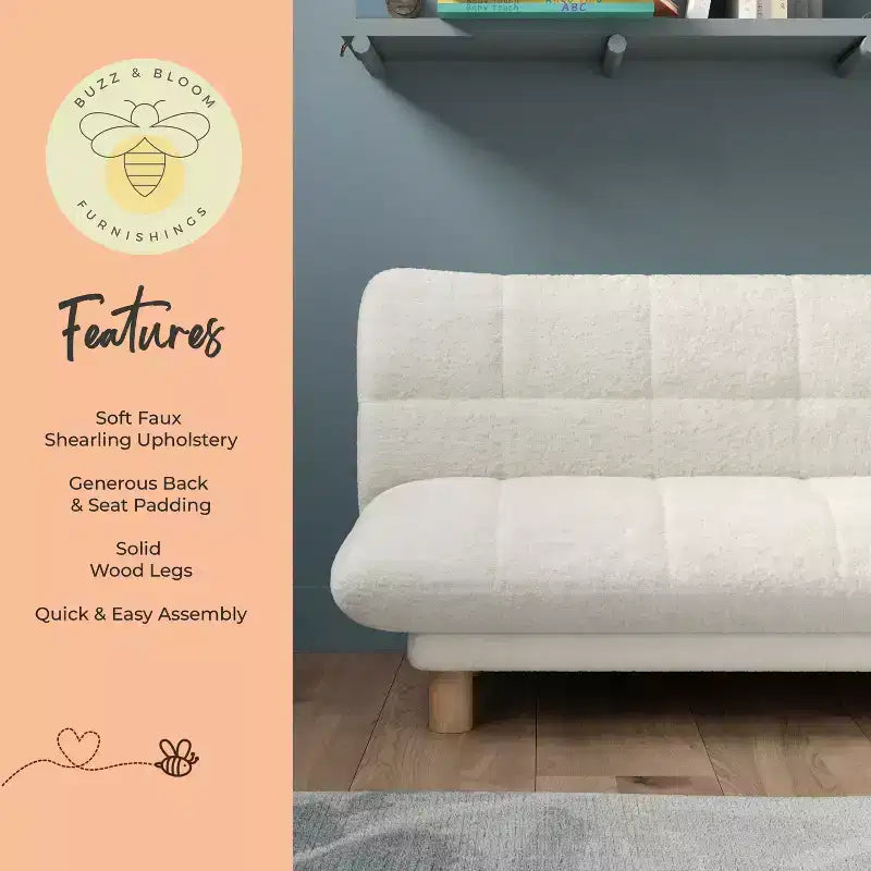 Canapé Enfant Rembourré en Fausse Fourrure de Mouton Buzz & Bloom avec Assise et Dossier Capitonnés, Pieds en Bois Guimauve