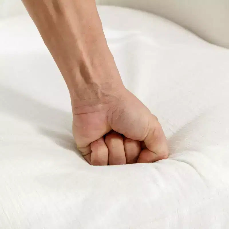 Fauteuil pivotant rond en tissu chenille avec anneau métallique thermolaqué noir, ivoire