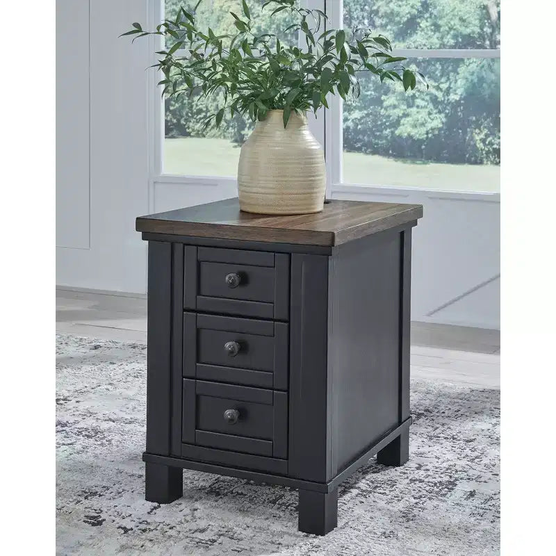 Signature Design by Ashley Wildenauer Table d'appoint 3 tiroirs avec port de charge USB, noir