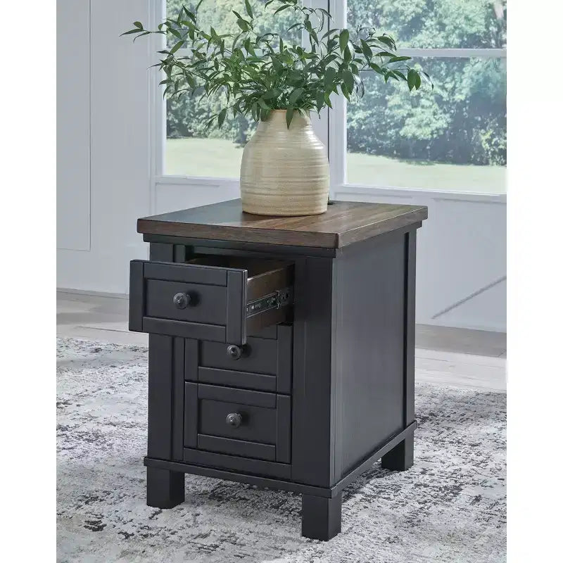 Signature Design by Ashley Wildenauer Table d'appoint 3 tiroirs avec port de charge USB, noir