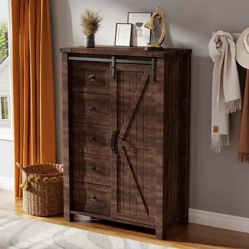 Commode haute SinCiDo Farmhouse Modern 5 tiroirs avec porte coulissante de style grange, commode de rangement pour chambre à coucher, salon et chambre d'enfants