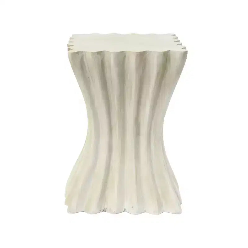 Table d'appoint artisanale onduleuse de style archaïque avec finition texturée beige