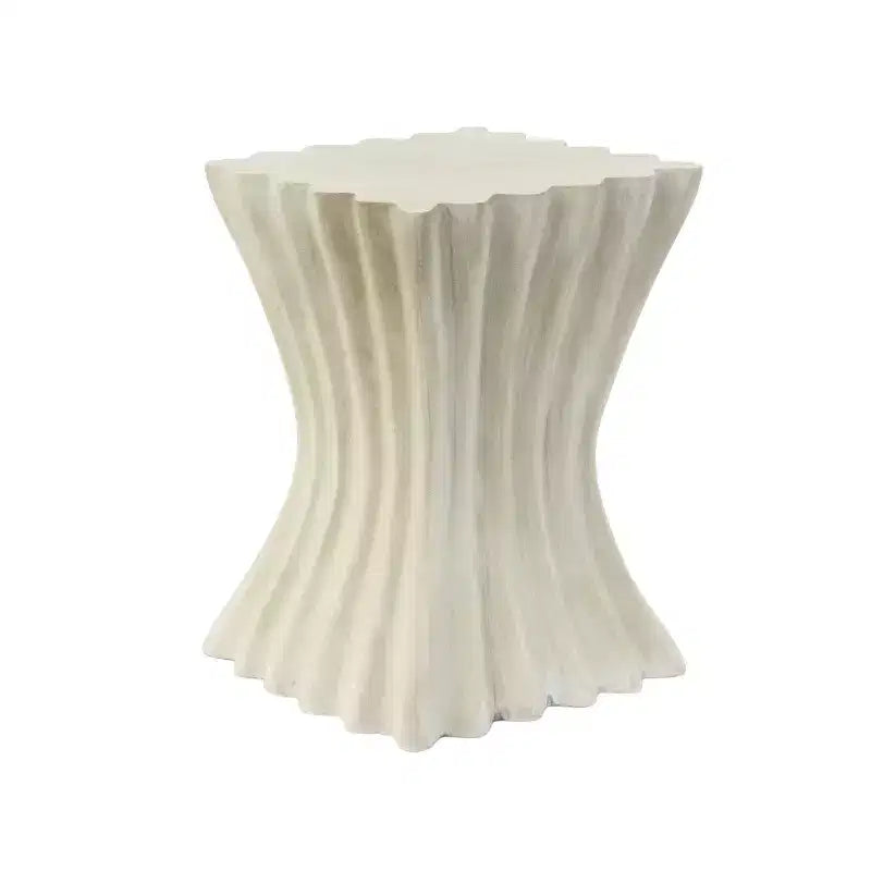 Table d'appoint artisanale onduleuse de style archaïque avec finition texturée beige