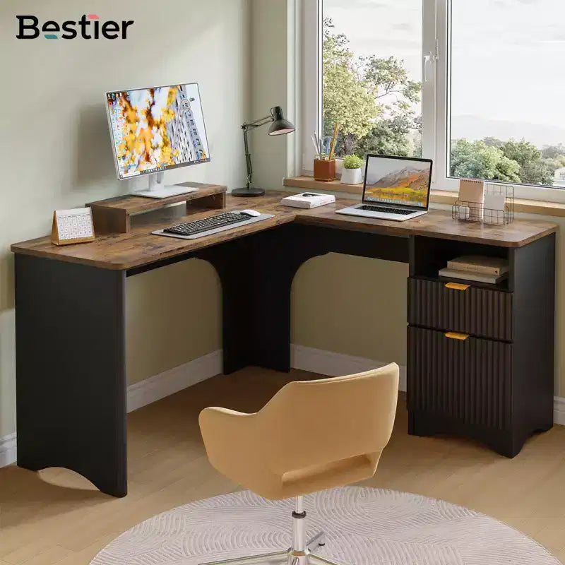 Bureau d'angle Bestier de 140 cm avec tiroirs, bureau d'ordinateur de bureau avec coins arrondis, support d'écran et panneaux cannelés, blanc et noyer