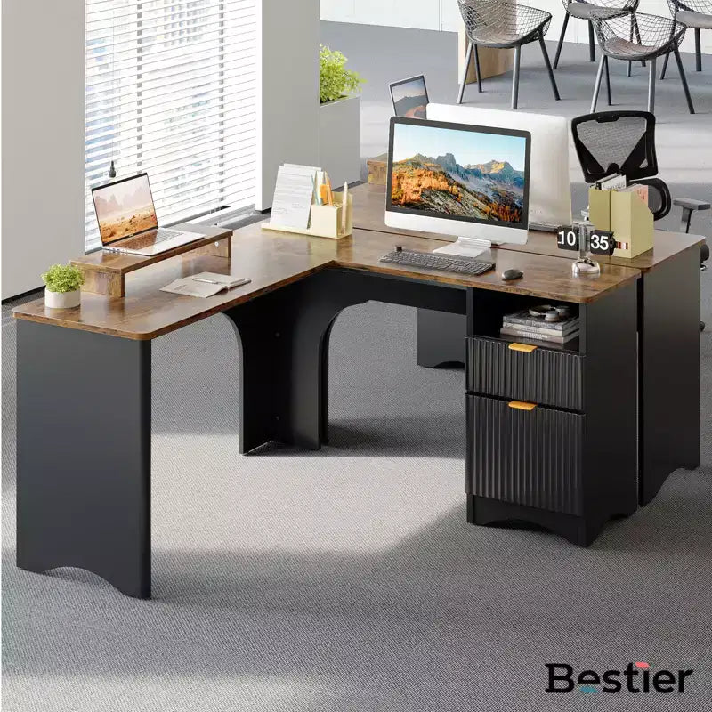 Bureau d'angle Bestier de 140 cm avec tiroirs, bureau d'ordinateur de bureau avec coins arrondis, support d'écran et panneaux cannelés, blanc et noyer