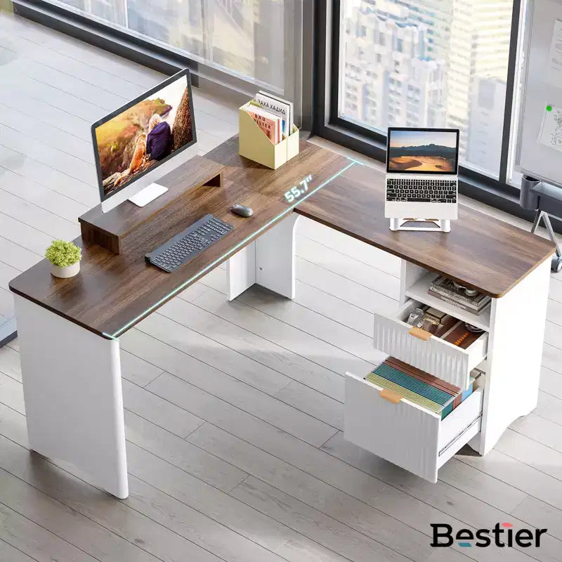 Bureau d'angle Bestier de 140 cm avec tiroirs, bureau d'ordinateur de bureau avec coins arrondis, support d'écran et panneaux cannelés, blanc et noyer