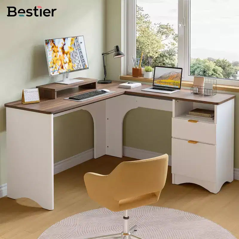 Bureau d'angle Bestier de 140 cm avec tiroirs, bureau d'ordinateur de bureau avec coins arrondis, support d'écran et panneaux cannelés, blanc et noyer