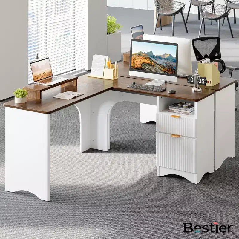 Bureau d'angle Bestier de 140 cm avec tiroirs, bureau d'ordinateur de bureau avec coins arrondis, support d'écran et panneaux cannelés, blanc et noyer