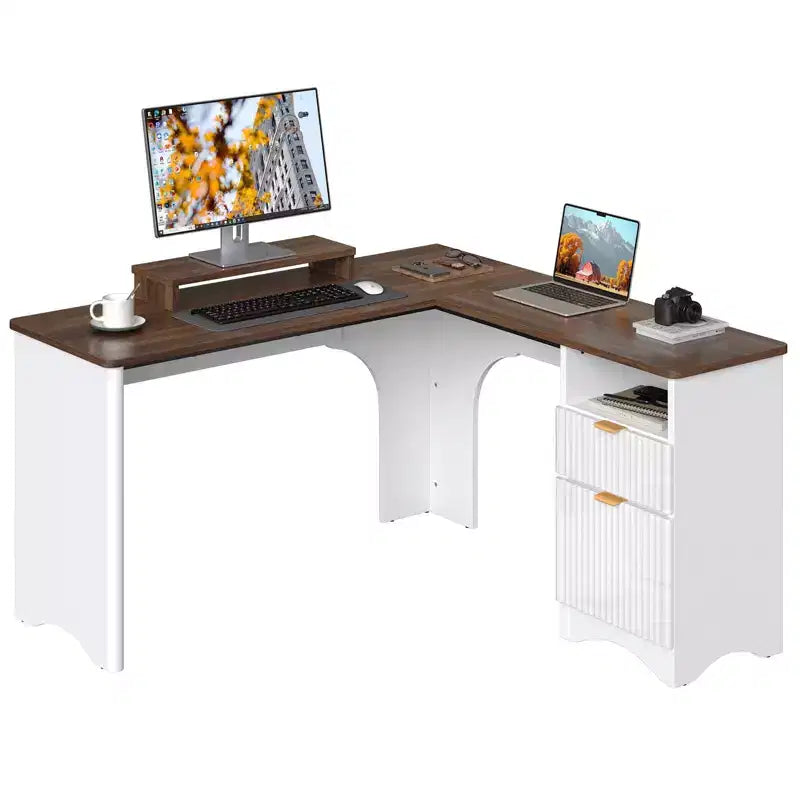 Bureau d'angle Bestier de 140 cm avec tiroirs, bureau d'ordinateur de bureau avec coins arrondis, support d'écran et panneaux cannelés, blanc et noyer