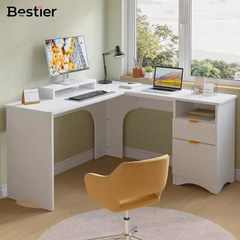 Bureau d'angle Bestier de 140 cm avec tiroirs, bureau d'ordinateur de bureau avec coins arrondis, support d'écran et panneaux cannelés, blanc et noyer