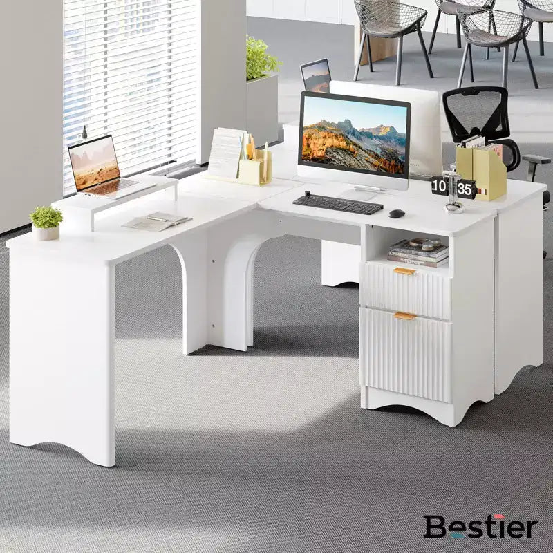 Bureau d'angle Bestier de 140 cm avec tiroirs, bureau d'ordinateur de bureau avec coins arrondis, support d'écran et panneaux cannelés, blanc et noyer