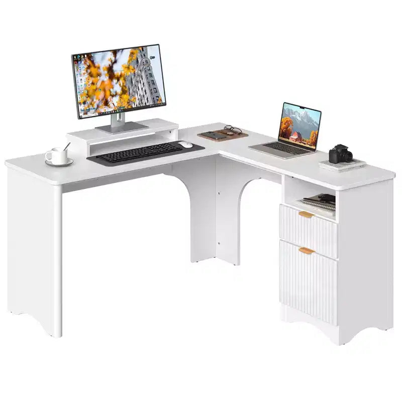 Bureau d'angle Bestier de 140 cm avec tiroirs, bureau d'ordinateur de bureau avec coins arrondis, support d'écran et panneaux cannelés, blanc et noyer