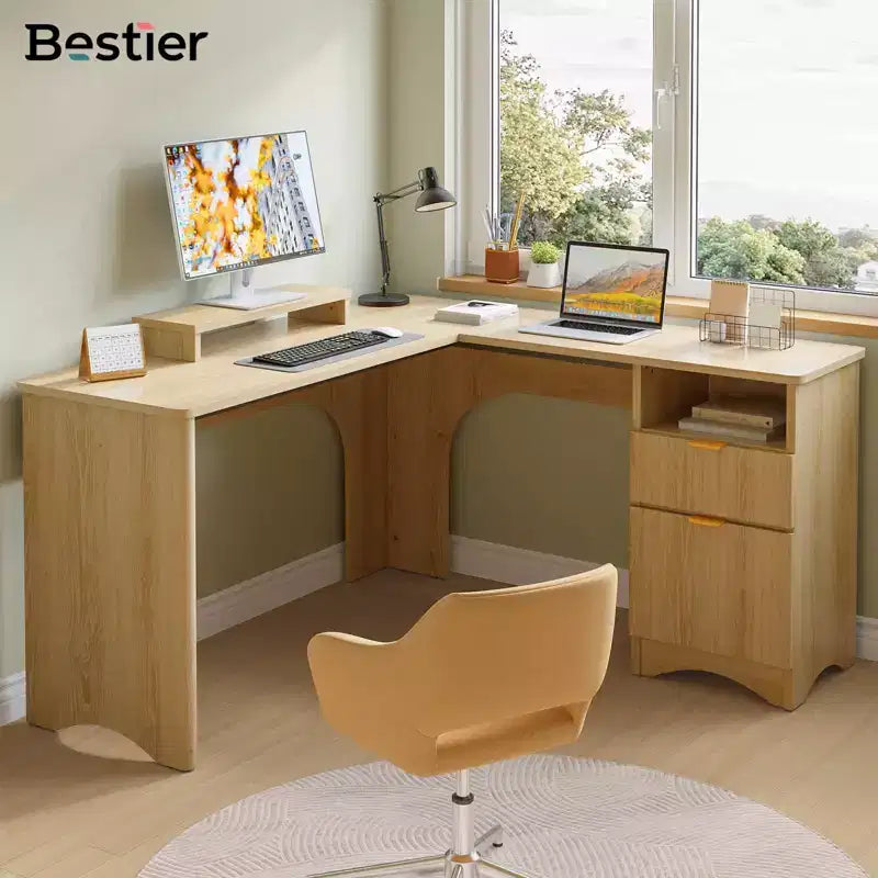 Bureau d'angle Bestier de 140 cm avec tiroirs, bureau d'ordinateur de bureau avec coins arrondis, support d'écran et panneaux cannelés, blanc et noyer