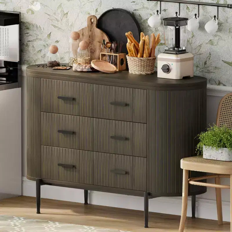Commode 6 tiroirs cannelés, commode en bois moderne du milieu du siècle de 120 cm de large avec profil incurvé et poignées dorées pour chambre à coucher ou dressing