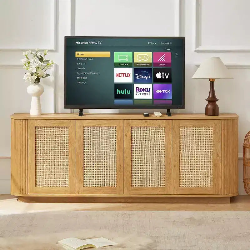 Meuble TV Japandi 64 po en rotin, console média avec coins arrondis cannelés et 4 portes en cannage - Panipeachy