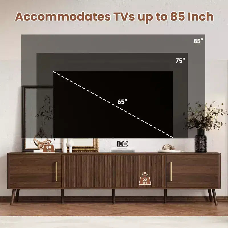 Meuble TV de 78 po pour téléviseurs jusqu'à 85 po, Console TV cannelée, Meuble TV en noyer, Meuble de divertissement avec porte à ouverture et fermeture amorties-ModernLuxe