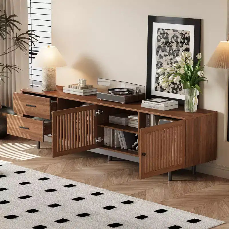 Meuble TV cannelé de 78 po pour téléviseurs jusqu'à 85 po, meuble de divertissement moderne du milieu du siècle avec tiroirs de rangement et porte à fermeture douce