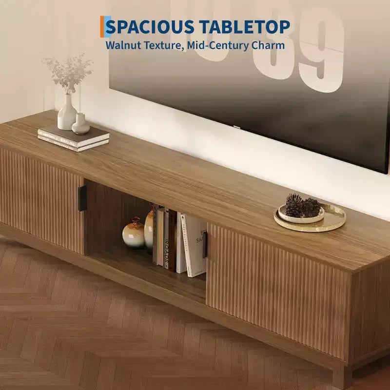 Meuble TV cannelé de 70 po en noyer pour téléviseurs jusqu'à 75 po - Console multimédia moderne du milieu du siècle avec rangement dissimulé, étagères réglables et gestion des câbles