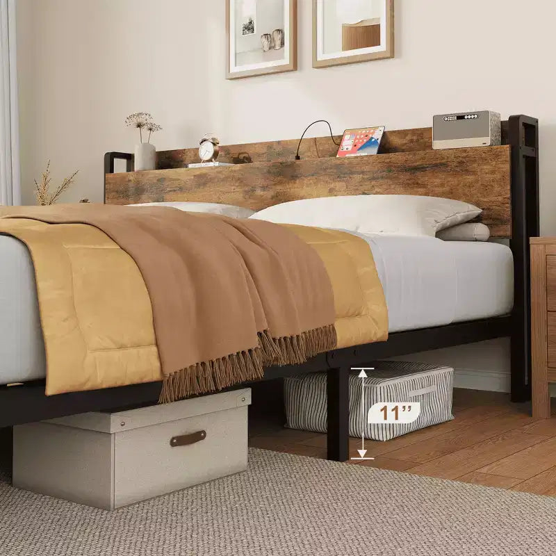 Cadre de lit King Size avec tête de lit de rangement, plateforme de lit King industrielle avec station de recharge et ports USB, sommier tapissier non requis - Marron rustique
