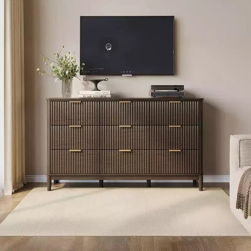 LINSY HOME Commode 9 tiroirs cannelée pour chambre à coucher, Grande commode de style moderne du milieu du siècle avec poignées en métal doré, Commodes larges en bois de style bohème.