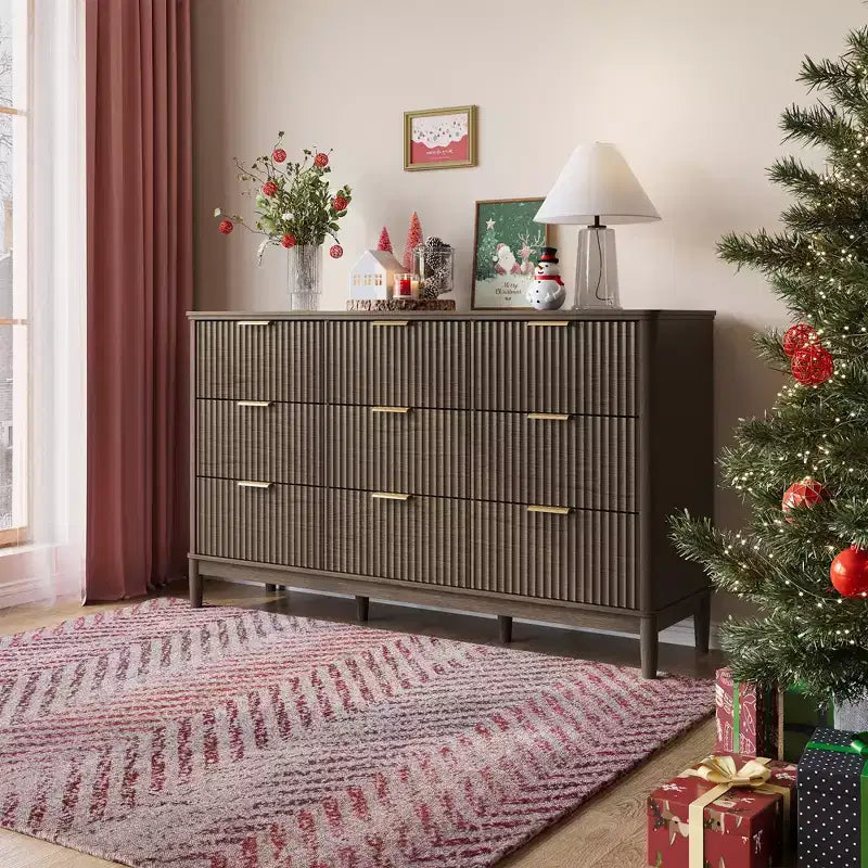 LINSY HOME Commode 9 tiroirs cannelée pour chambre à coucher, Grande commode de style moderne du milieu du siècle avec poignées en métal doré, Commodes larges en bois de style bohème.