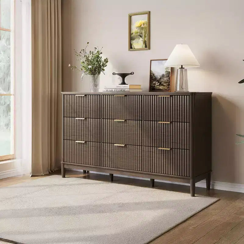 LINSY HOME Commode 9 tiroirs cannelée pour chambre à coucher, Grande commode de style moderne du milieu du siècle avec poignées en métal doré, Commodes larges en bois de style bohème.
