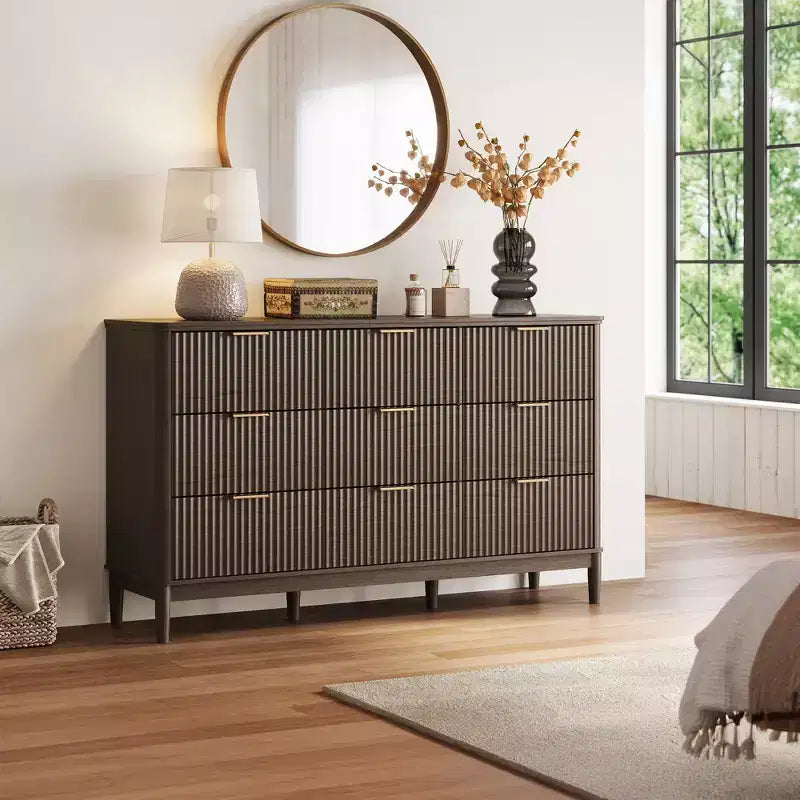 LINSY HOME Commode 9 tiroirs cannelée pour chambre à coucher, Grande commode de style moderne du milieu du siècle avec poignées en métal doré, Commodes larges en bois de style bohème.