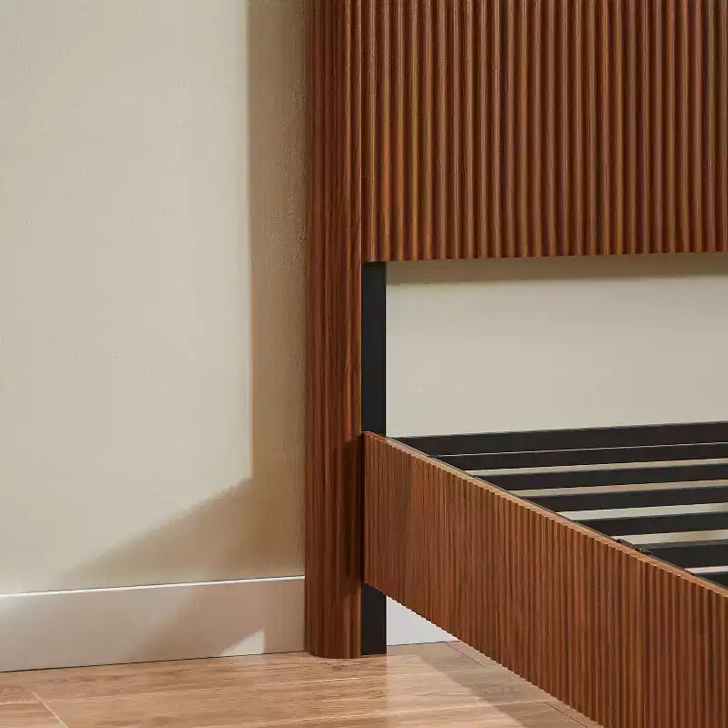 Cadre de lit plateforme en bois pour lits Double/Queen/King avec accents ondulés - ModernLuxe
