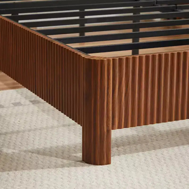 Cadre de lit plateforme en bois pour lits Double/Queen/King avec accents ondulés - ModernLuxe
