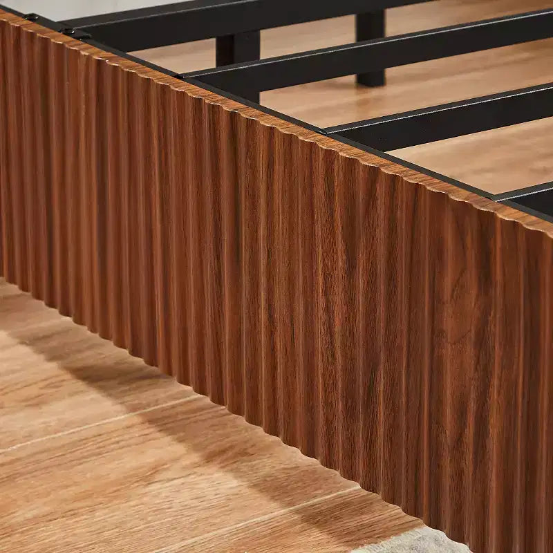 Cadre de lit plateforme en bois pour lits Double/Queen/King avec accents ondulés - ModernLuxe