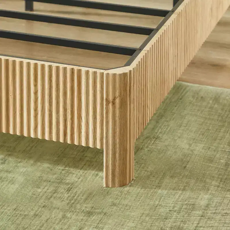 Cadre de lit plateforme en bois pour lits Double/Queen/King avec accents ondulés - ModernLuxe