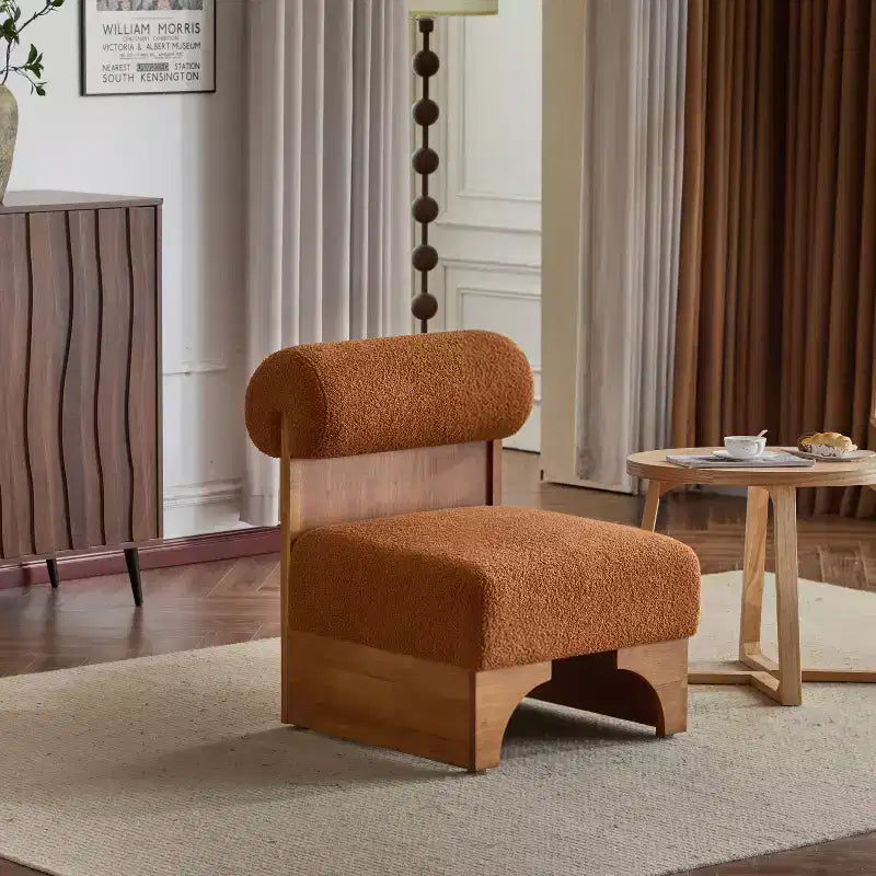 Fauteuil moderne en bouclette avec structure en bois massif et dossier roulé, revêtement doux, pour différentes pièces