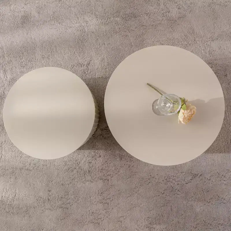 Lot de 2 tables d'appoint gigognes cylindriques beiges avec motif rayures ondulées pour salon ou chambre à coucher
