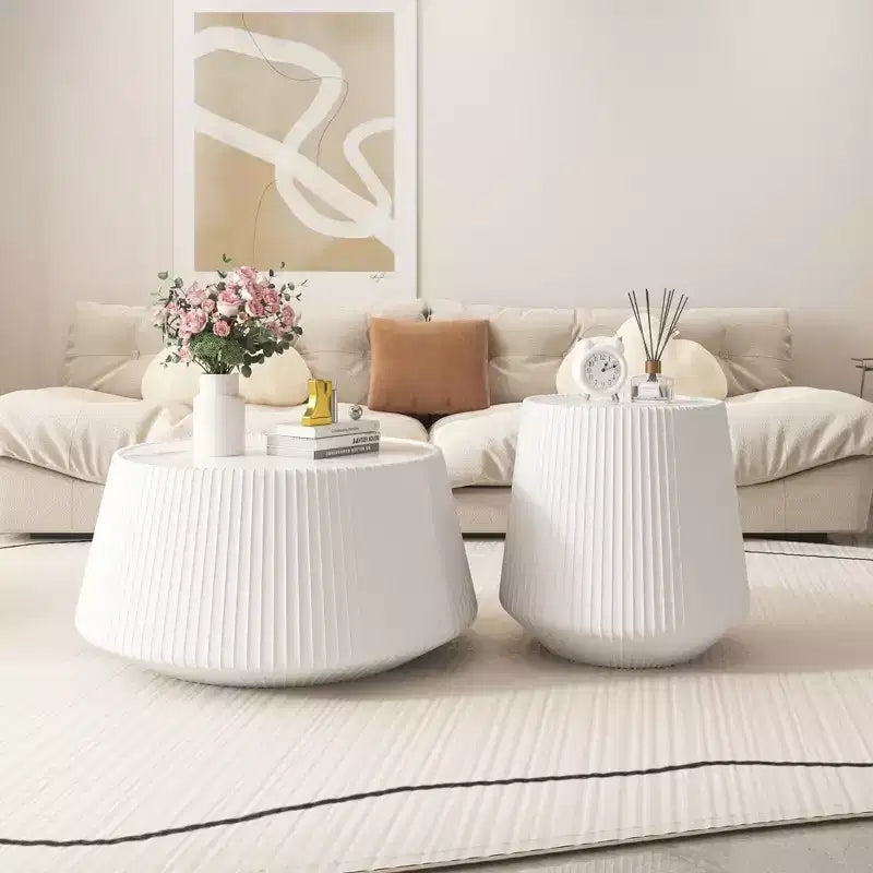Table basse ronde en cuir avec plateau en pierre frittée et revêtement en cuir microfibre