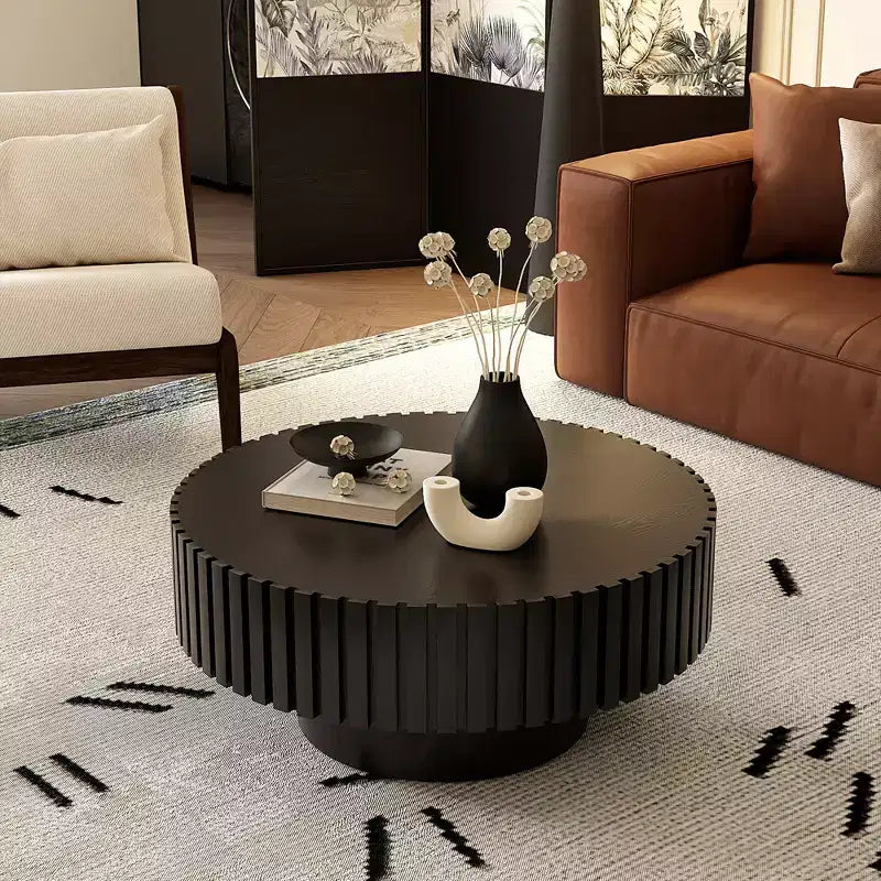Table basse ronde avec relief artisanal en forme d'olive et piètement robuste à colonne