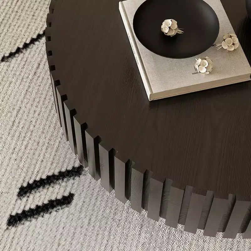 Table basse ronde avec relief artisanal en forme d'olive et piètement robuste à colonne