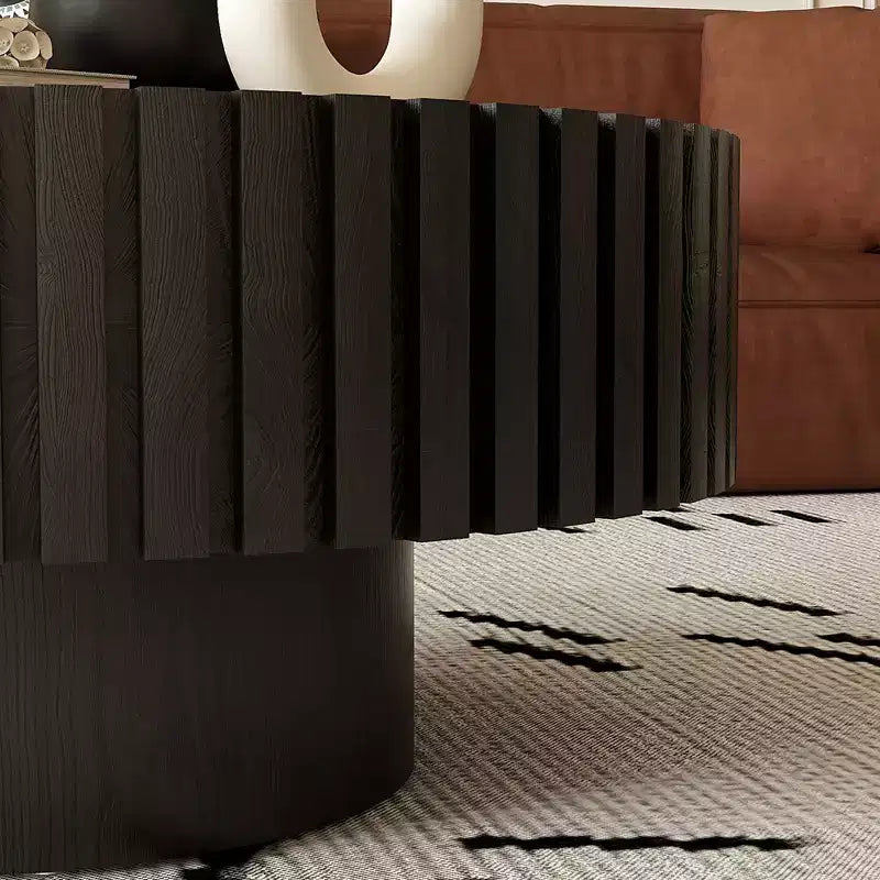 Table basse ronde avec relief artisanal en forme d'olive et piètement robuste à colonne