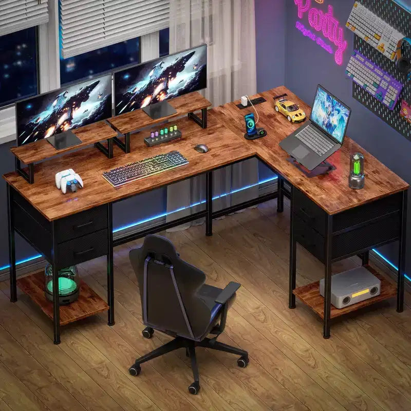 Bureau d'angle en forme de L brun rustique de 59 pouces avec station de charge, bureau de jeu pour deux personnes, 4 tiroirs, 2 supports d'écran, poste de travail de bureau à domicile