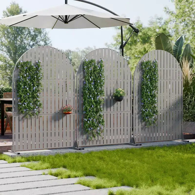 Panneaux de clôture autoportants Dovelina 72H x 47W en métal arqué pour extérieur, gris clair/marron, pour jardin, patio, terrasse, cour