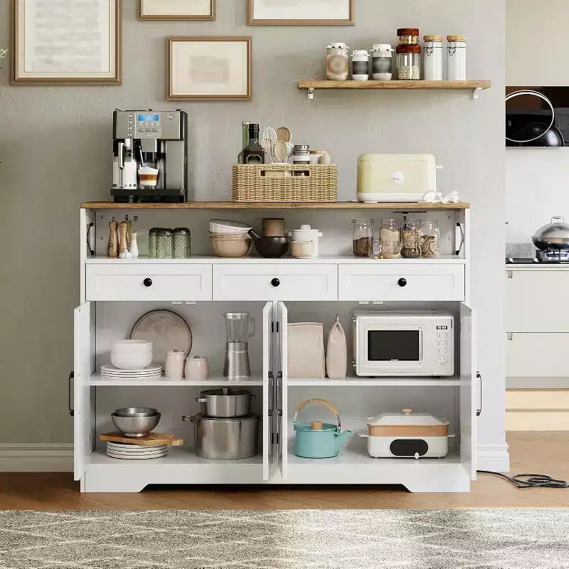 Buffet de ferme de 51 po avec station de recharge, 3 tiroirs et 4 portes coulissantes, meuble de rangement pour cuisine, salle à manger ou salon, blanc