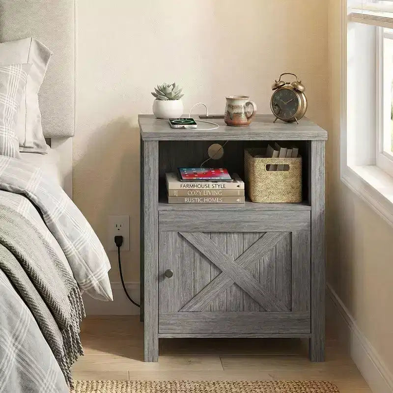 2 tables de chevet avec station de recharge, table de chevet de ferme avec étagère ouverte, armoire fermée, port USB et prise secteur, table de chevet avec rangement