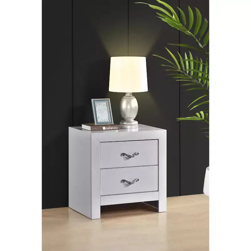 Passion Furniture Moreland Table de chevet blanche scintillante à 2 tiroirs de 61 cm de large